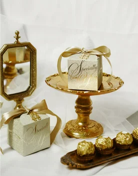 Гипсофила шампанско подарък за златна сватба кутия шоколадови бонбони блестящи златни сребърни красиви лъскави кутийки лъскава хартиена кутия